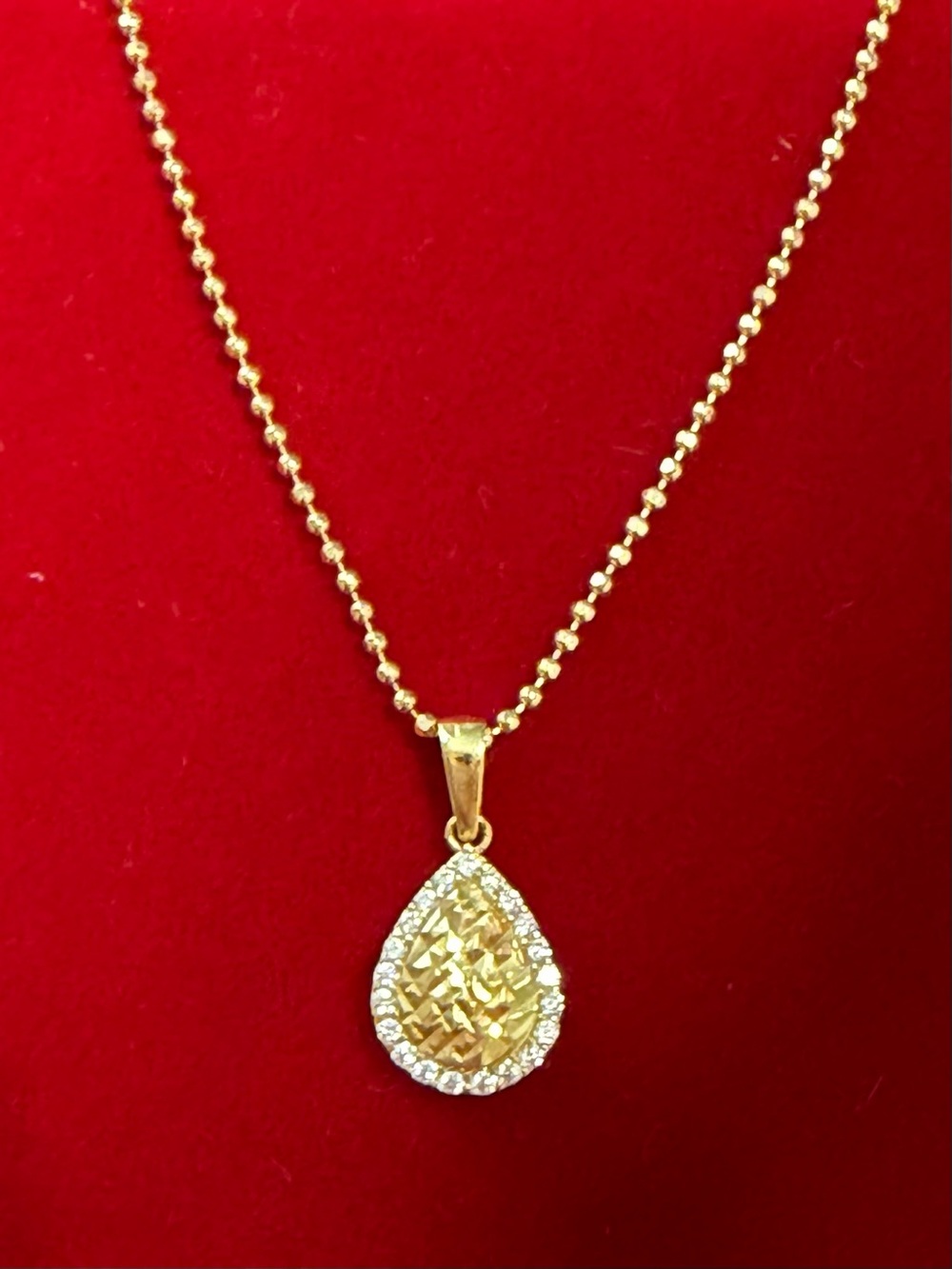 18 Karat Solid Gold Pear Necklace In Zirconia Stone